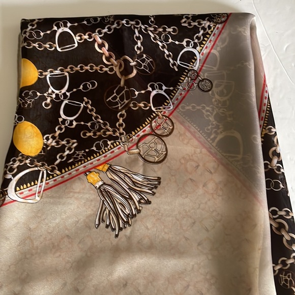 NWT Gorgeous Soft Scarf. - Picture 3 of 5